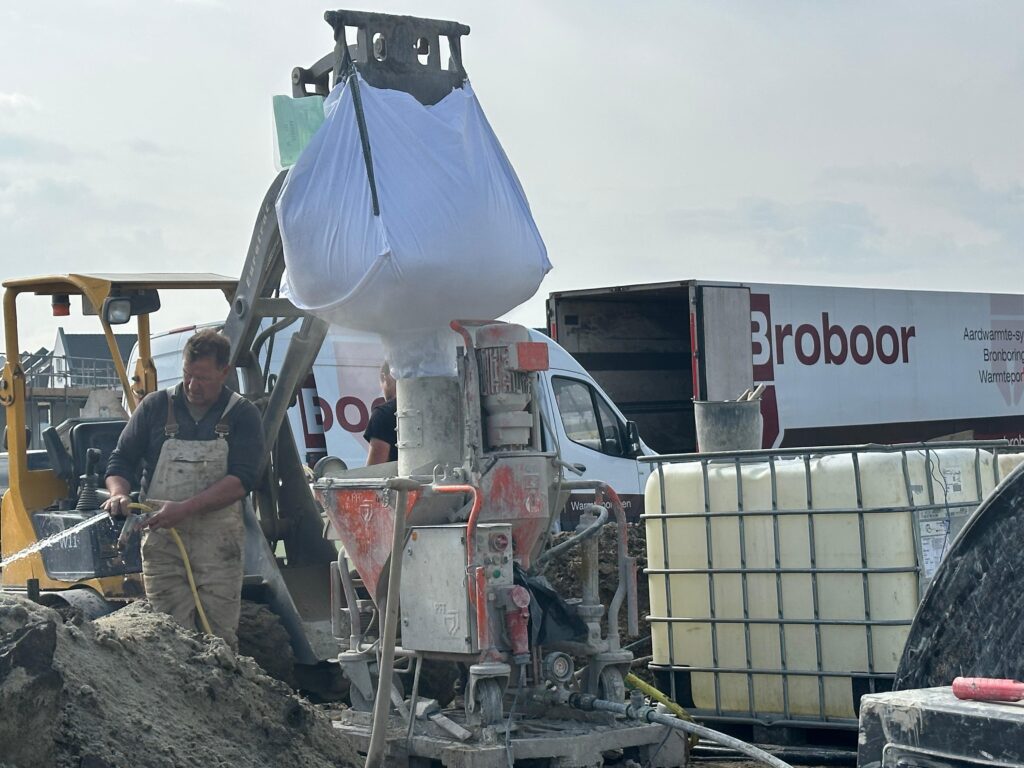 Medewerker en materieel van Broboor tijdens bronboringen in Tholen